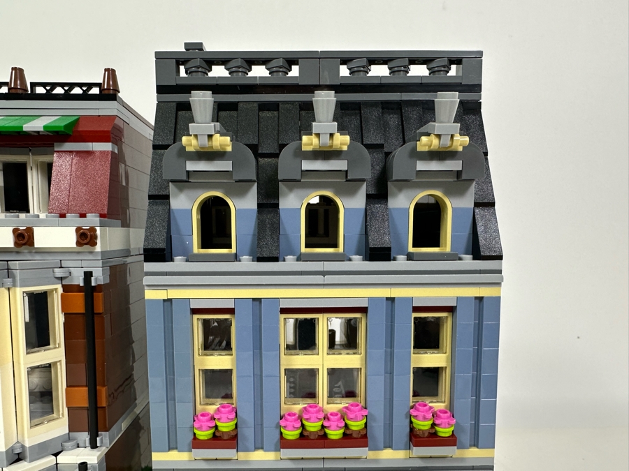 LEGO Creator Set 10218 Pet Shop With The Original Instruction Booklets Already Assembled/Not Glued 10W X 10D X 11H [Photo 11]