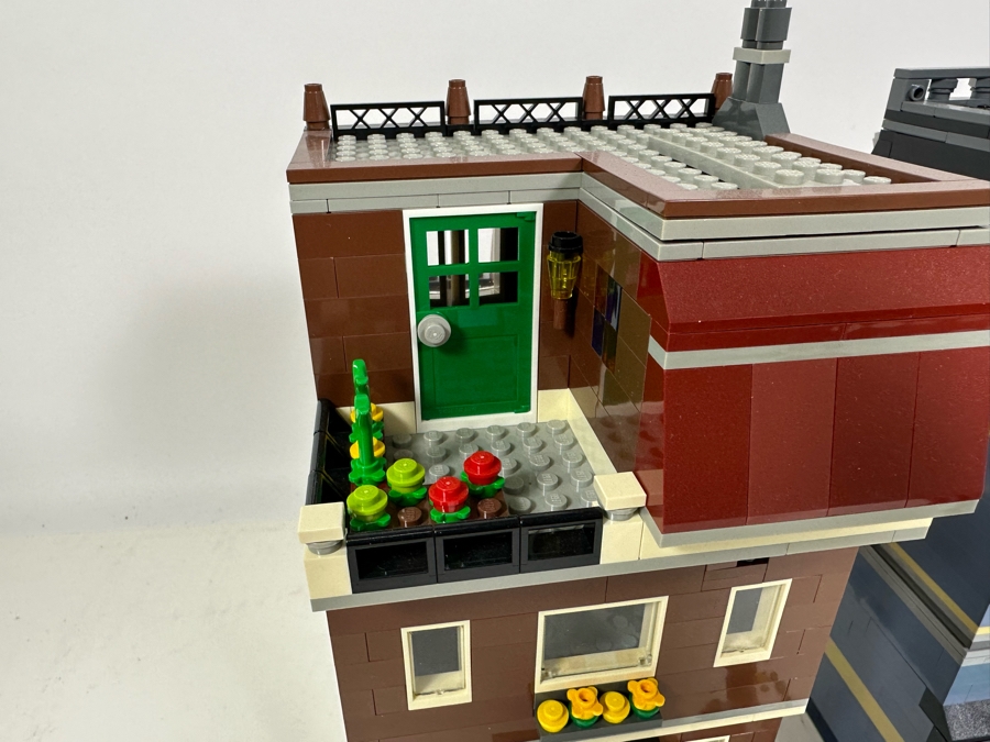 LEGO Creator Set 10218 Pet Shop With The Original Instruction Booklets Already Assembled/Not Glued 10W X 10D X 11H [Photo 15]