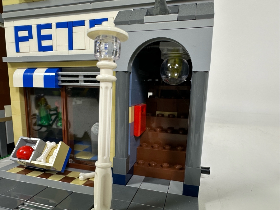 LEGO Creator Set 10218 Pet Shop With The Original Instruction Booklets Already Assembled/Not Glued 10W X 10D X 11H [Photo 10]