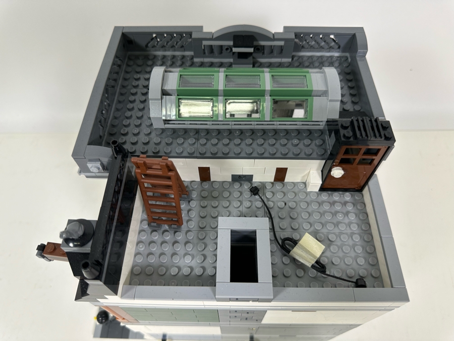 LEGO Creator Set 10251 Brick Bank With The Original Instruction Booklets Already Assembled/Not Glued [Photo 13]