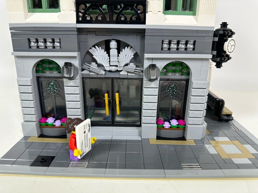 LEGO Creator Set 10251 Brick Bank With The Original Instruction Booklets Already Assembled/Not Glued [Photo 7]