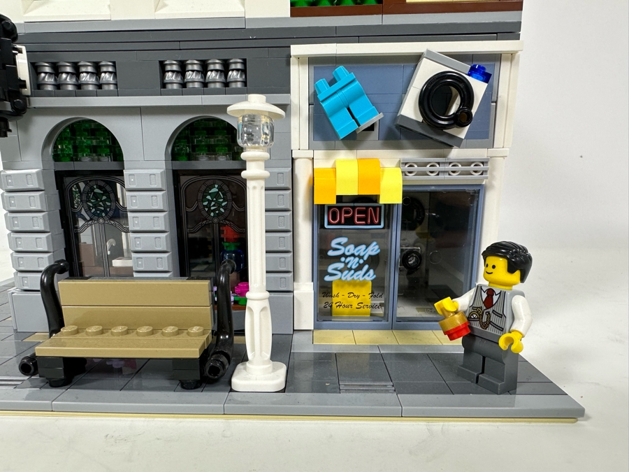 LEGO Creator Set 10251 Brick Bank With The Original Instruction Booklets Already Assembled/Not Glued [Photo 10]