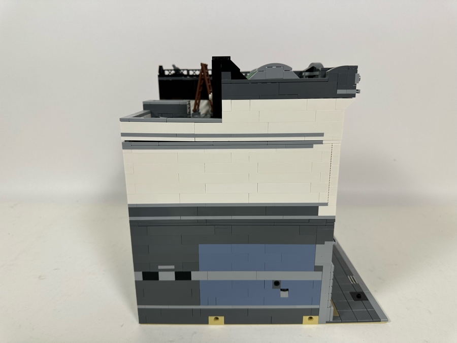 LEGO Creator Set 10251 Brick Bank With The Original Instruction Booklets Already Assembled/Not Glued [Photo 15]