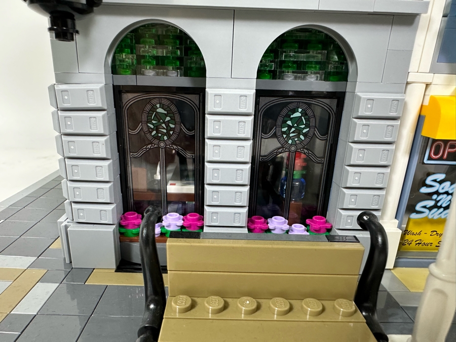 LEGO Creator Set 10251 Brick Bank With The Original Instruction Booklets Already Assembled/Not Glued [Photo 11]