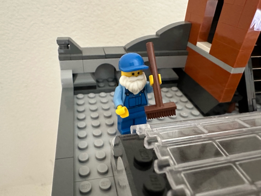 LEGO Set 10224 Town Hall With The Original Instruction Booklets Already Assembled/Not Glued [Photo 9]