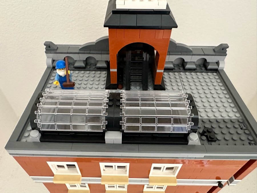 LEGO Set 10224 Town Hall With The Original Instruction Booklets Already Assembled/Not Glued [Photo 8]