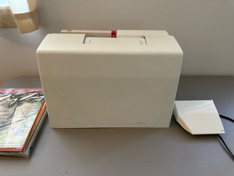 Husqvarna VIKING Quilting 545 Lily Sewing Machine [Photo 4]