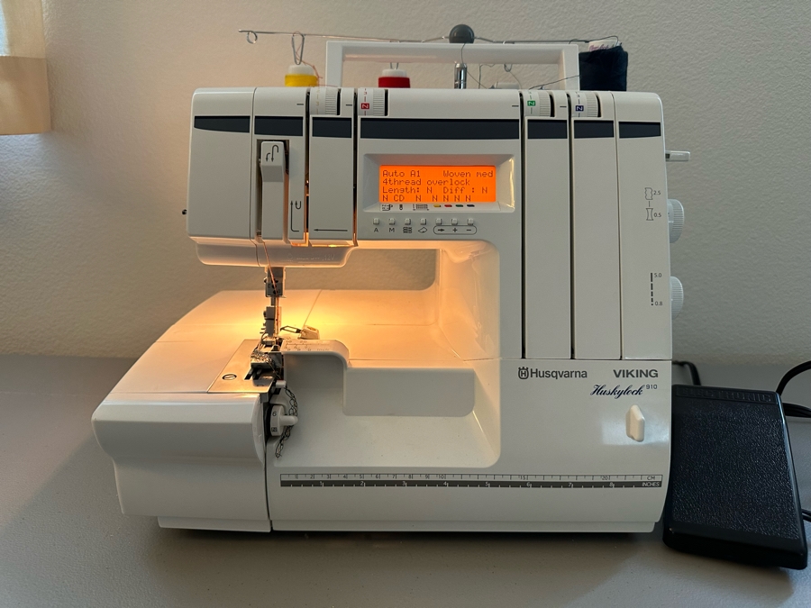 Husqvarna VIKING Huskylock 910 Sewing Machine [Photo 4]