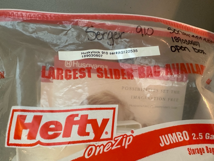 Husqvarna VIKING Huskylock 910 Sewing Machine [Photo 10]