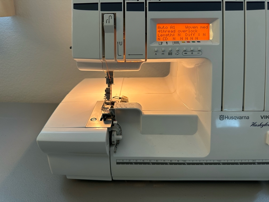 Husqvarna VIKING Huskylock 910 Sewing Machine
