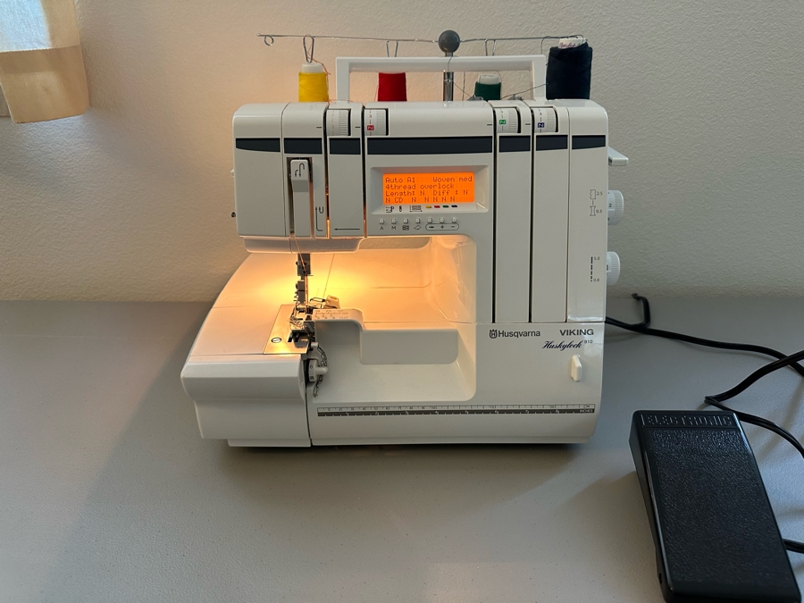 Husqvarna VIKING Huskylock 910 Sewing Machine