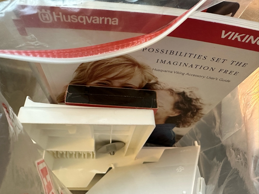 Husqvarna VIKING Huskylock 910 Sewing Machine [Photo 12]