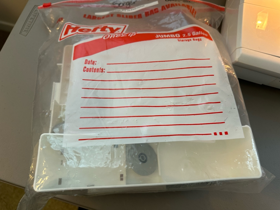 Husqvarna VIKING Huskylock 910 Sewing Machine [Photo 11]