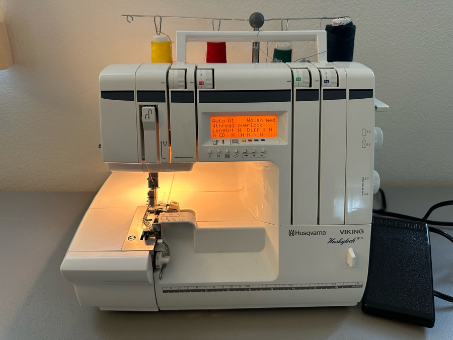 Husqvarna VIKING Huskylock 910 Sewing Machine [Photo 3]