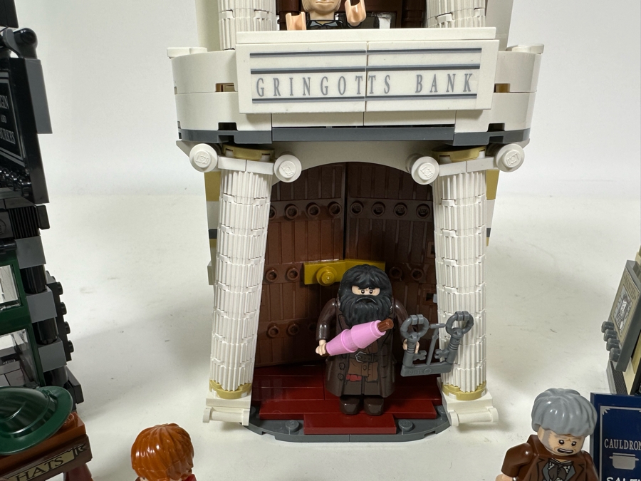 LEGO 10217 Harry Potter Diagon Alley With The Original Instruction Booklets Already Assembled/Not Glued [Photo 10]