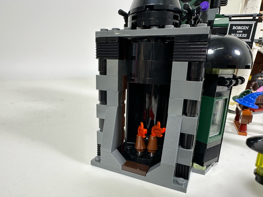 LEGO 10217 Harry Potter Diagon Alley With The Original Instruction Booklets Already Assembled/Not Glued [Photo 8]