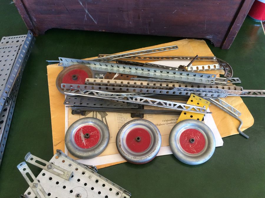 Vintage Erector Set in Wooden Box [Photo 27]
