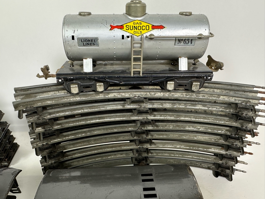 Vintage Lionel 'O' Gauge Motor Train Set With Tracks [Photo 7]