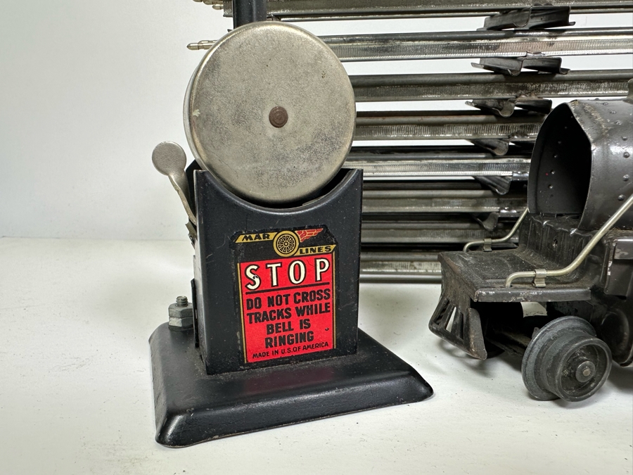 Vintage Lionel 'O' Gauge Motor Train Set With Tracks [Photo 10]