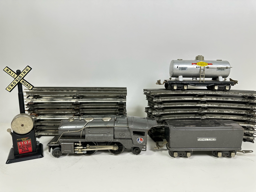 Vintage Lionel 'O' Gauge Motor Train Set With Tracks [Photo 4]