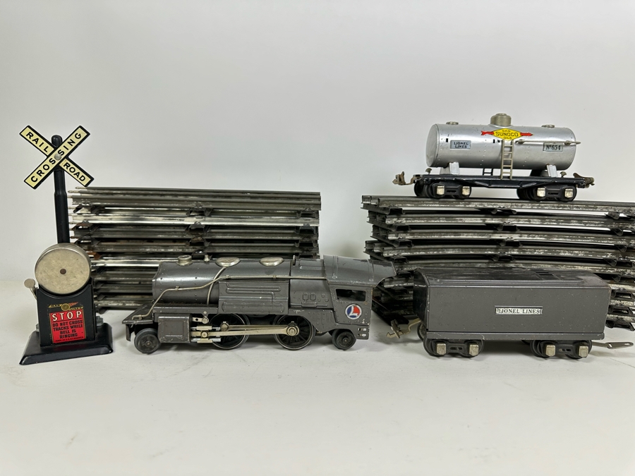 Vintage Lionel 'O' Gauge Motor Train Set With Tracks [Photo 3]