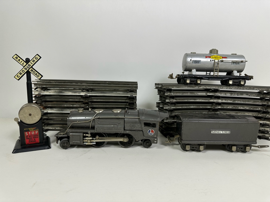 Vintage Lionel 'O' Gauge Motor Train Set With Tracks [Photo 2]