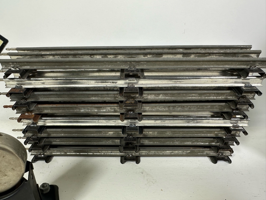 Vintage Lionel 'O' Gauge Motor Train Set With Tracks [Photo 11]