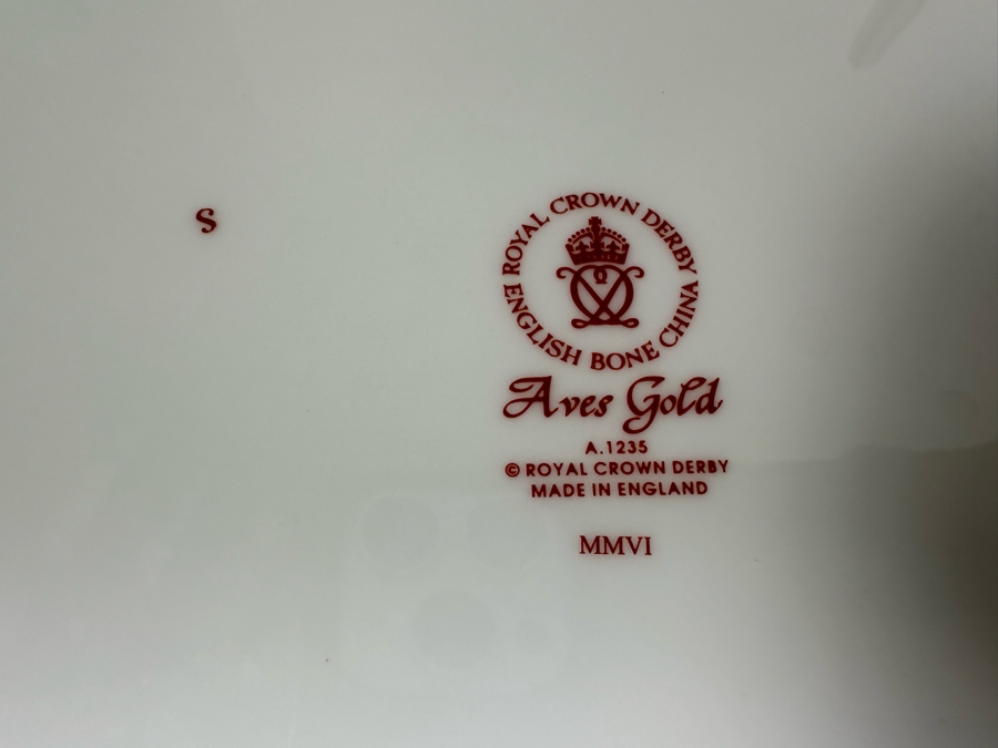 Royal Crown Derby English Bone China Aves Gold China - 36 Pieces - Cup Saucers Shown In Separate Photo [Photo 8]