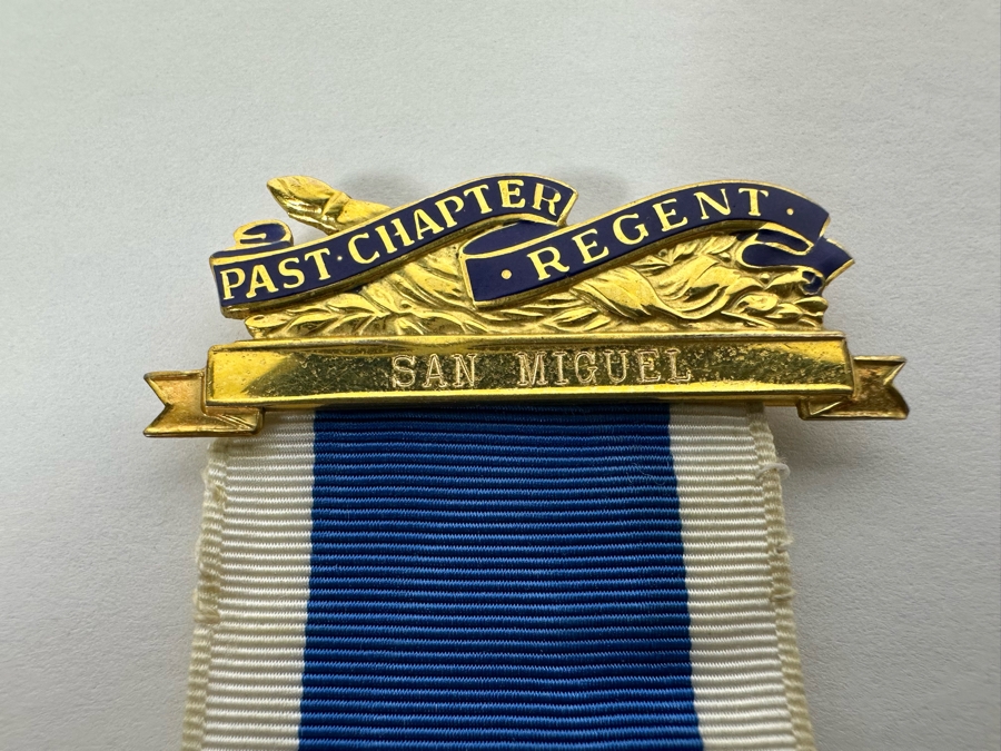 Vintage Daughters Of The American Revolution Gold-Filled Medal And Pin Brooch [Photo 7]