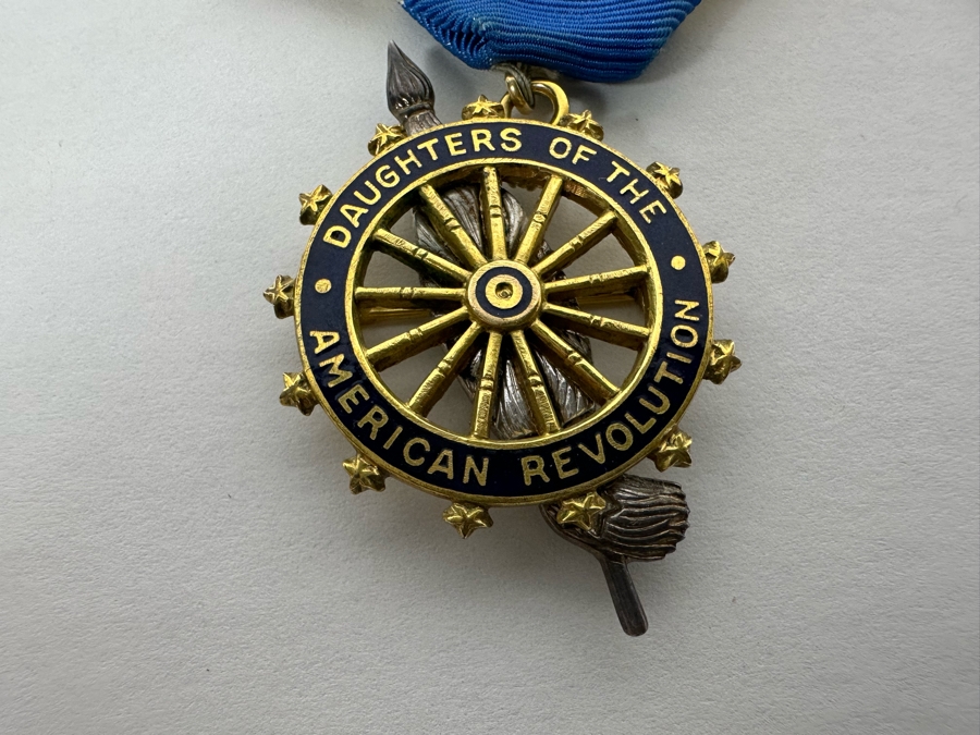 Vintage Daughters Of The American Revolution Gold-Filled Medal And Pin Brooch [Photo 6]