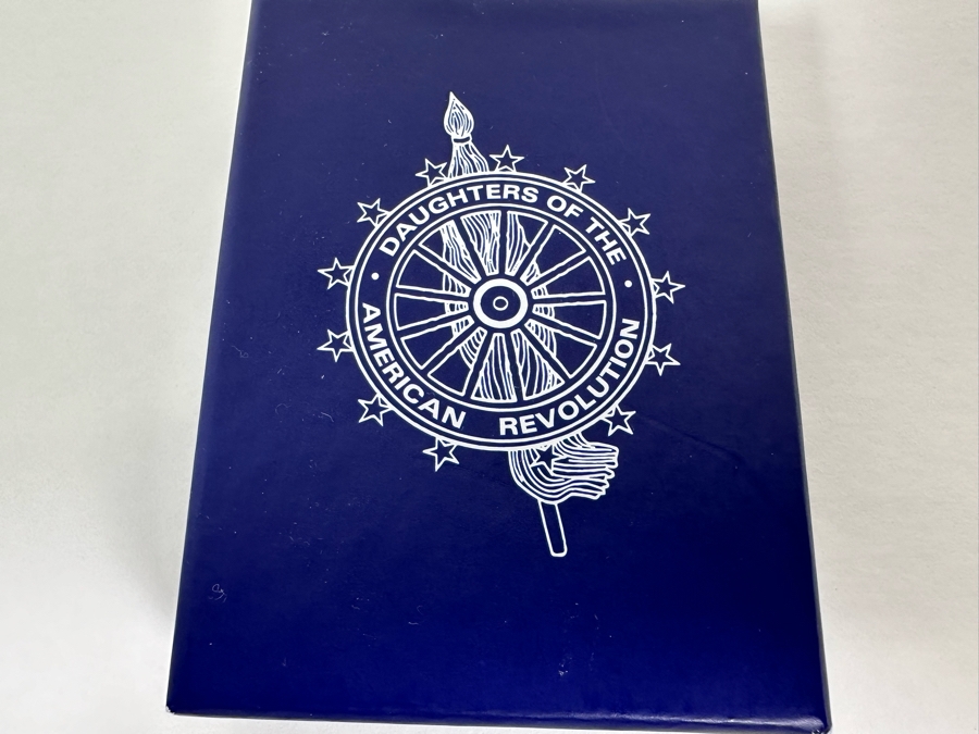 Vintage Daughters Of The American Revolution Gold-Filled Medal And Pin Brooch [Photo 14]