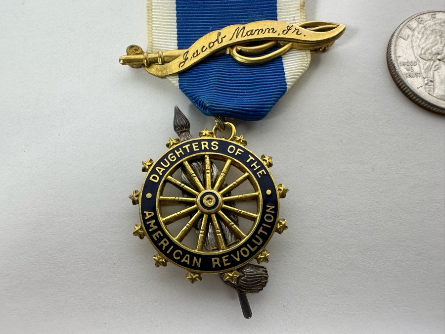 Vintage Daughters Of The American Revolution Gold-Filled Medal And Pin Brooch [Photo 5]