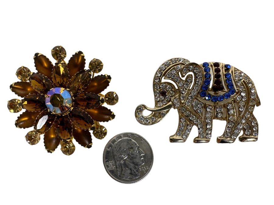 Vintage Costume Jewelry Lot: Choker Necklace 14L With Matching Bracelet 7L (Bottom), Trifari Costume Necklace (Upper Left) And Pair Of Costume Pins Brooches (Upper Right) [Photo 4]