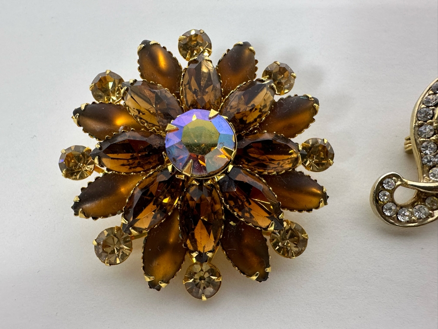 Vintage Costume Jewelry Lot: Choker Necklace 14L With Matching Bracelet 7L (Bottom), Trifari Costume Necklace (Upper Left) And Pair Of Costume Pins Brooches (Upper Right) [Photo 8]