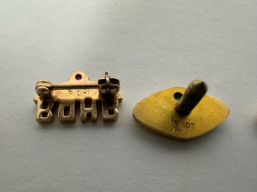 (4) Vintage 10K Gold General Dynamics 15 / 10 Year Employee Pins Screwbacks, (1) 10K Gold General Dynamics 20 Year Employee Pendant And (1) 10K Gold 5 Year Rohr Aircraft Employee Pin - 8.9g Total 10K Gold Weight [Photo 11]