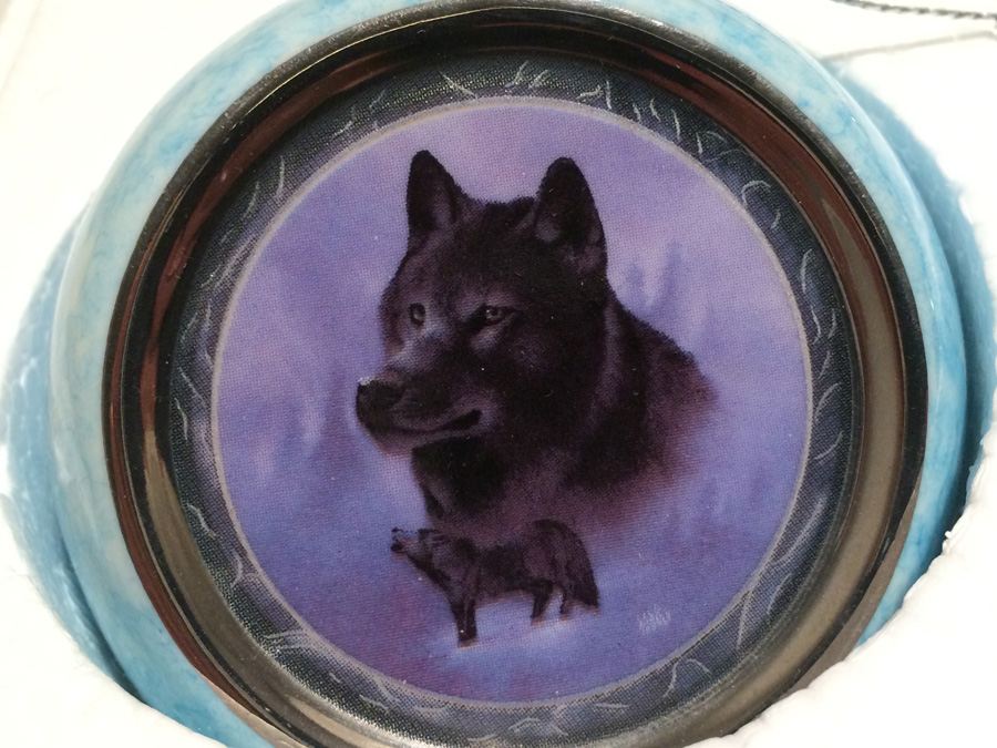 Pair of Limited Edition Wolf Ornaments - The Bradford Editions - 'Silver Scout' & 'Black Knight' [Photo 4]