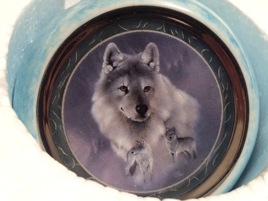 Pair of Limited Edition Wolf Ornaments - The Bradford Editions - 'Silver Scout' & 'Black Knight' [Photo 8]