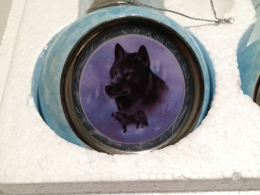 Pair of Limited Edition Wolf Ornaments - The Bradford Editions - 'Silver Scout' & 'Black Knight' [Photo 3]