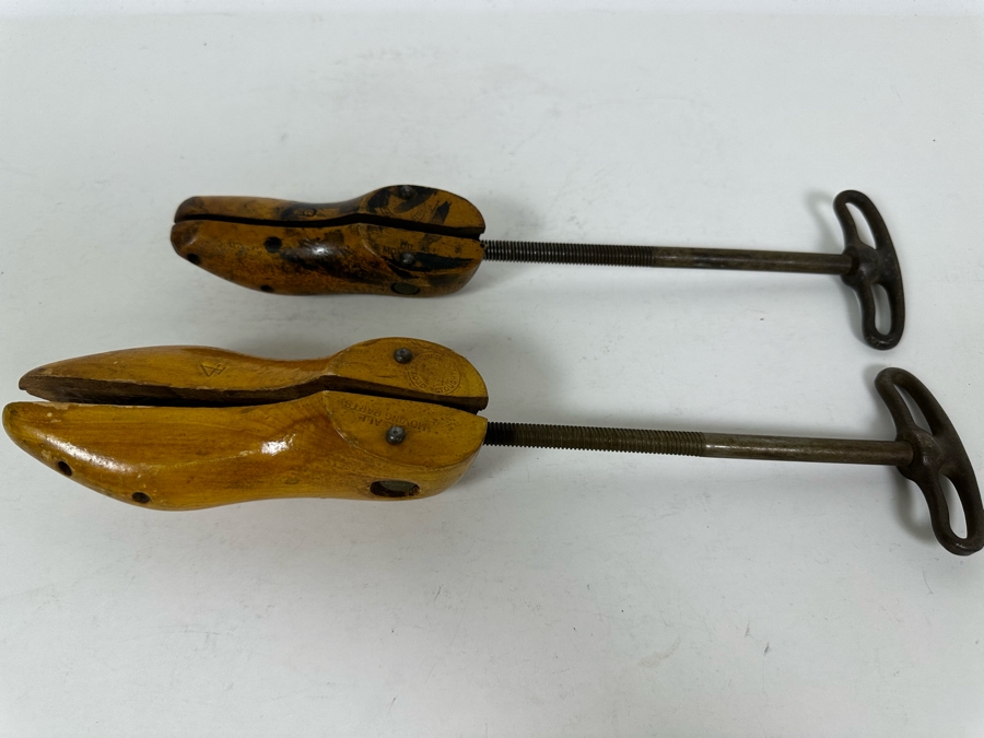Pair Of Antique George E Belcher Shoe Stretchers Wooden & Cast Iron [Photo 3]