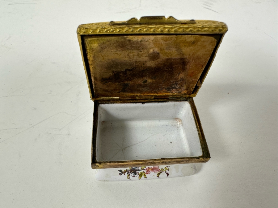 Antique English Hand Painted Enamel Snuff Box With Spoon 2W X 1.5D X .75H [Photo 8]
