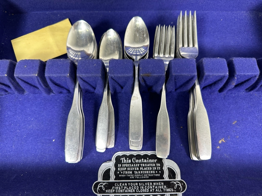 Oneidacraft Premier Stainless Steel Flatware With Wooden Storage Box [Photo 2]