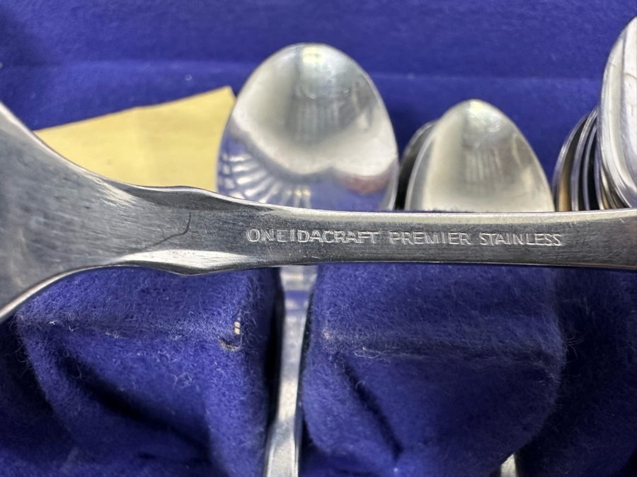 Oneidacraft Premier Stainless Steel Flatware With Wooden Storage Box [Photo 4]