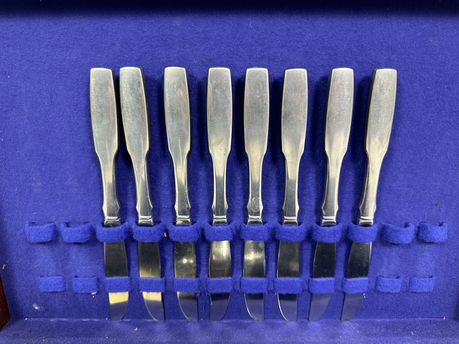 Oneidacraft Premier Stainless Steel Flatware With Wooden Storage Box [Photo 3]