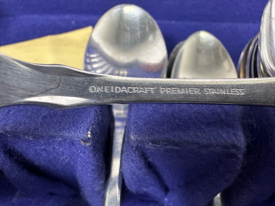 Oneidacraft Premier Stainless Steel Flatware With Wooden Storage Box [Photo 5]
