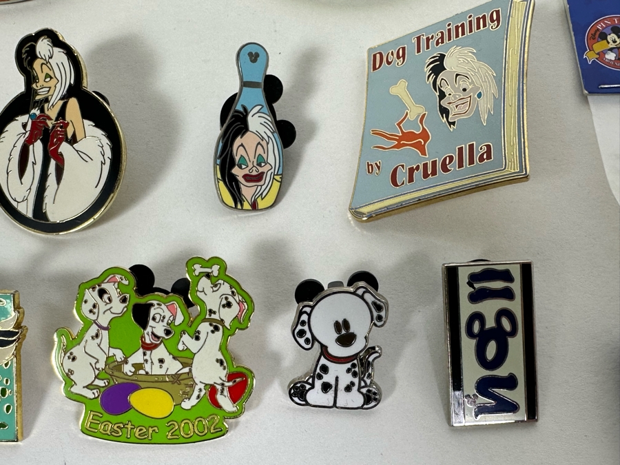 Large Lot Of Disney Trading Pins, 2005 Disneyland Passport Guide, Disney Buttons And Walt Disney's Carolwood Barn Griffith Park, CA Commemorative Medal - See Photos [Photo 9]