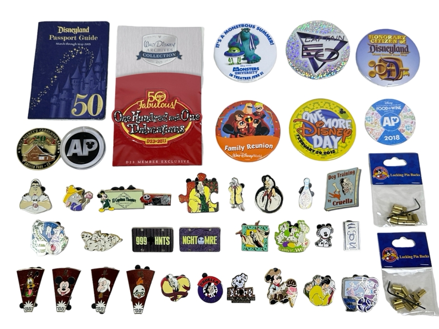 Large Lot Of Disney Trading Pins, 2005 Disneyland Passport Guide, Disney Buttons And Walt Disney's Carolwood Barn Griffith Park, CA Commemorative Medal - See Photos [Photo 1]