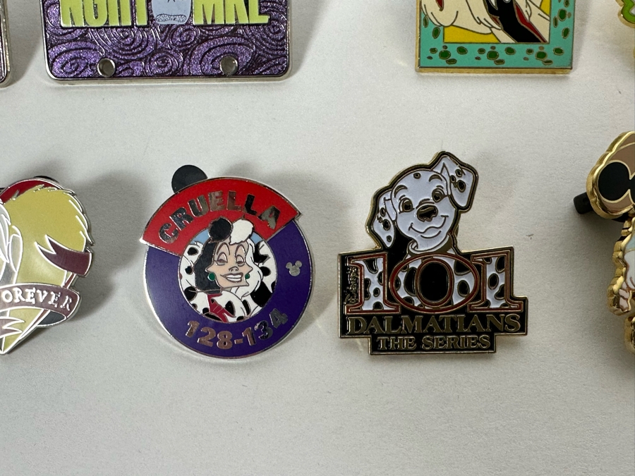 Large Lot Of Disney Trading Pins, 2005 Disneyland Passport Guide, Disney Buttons And Walt Disney's Carolwood Barn Griffith Park, CA Commemorative Medal - See Photos [Photo 4]