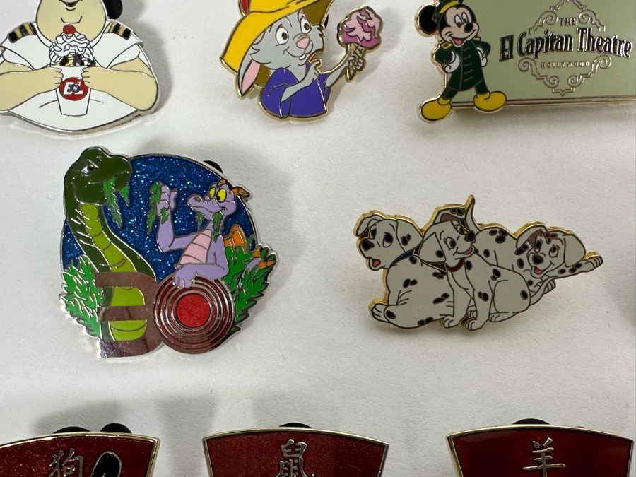 Large Lot Of Disney Trading Pins, 2005 Disneyland Passport Guide, Disney Buttons And Walt Disney's Carolwood Barn Griffith Park, CA Commemorative Medal - See Photos [Photo 13]