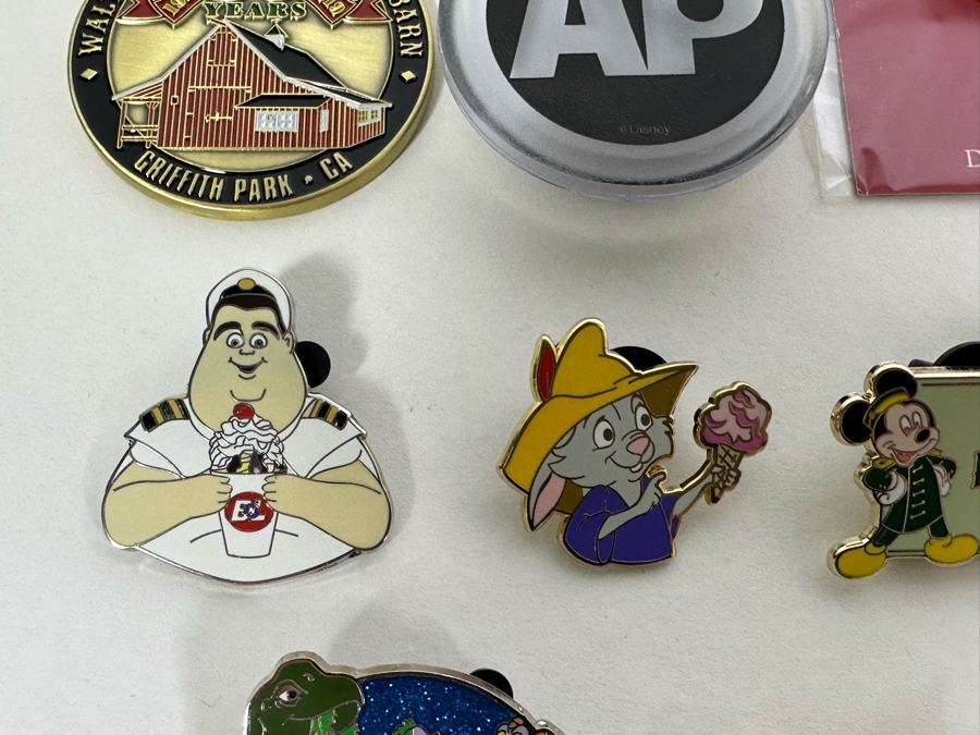 Large Lot Of Disney Trading Pins, 2005 Disneyland Passport Guide, Disney Buttons And Walt Disney's Carolwood Barn Griffith Park, CA Commemorative Medal - See Photos [Photo 14]