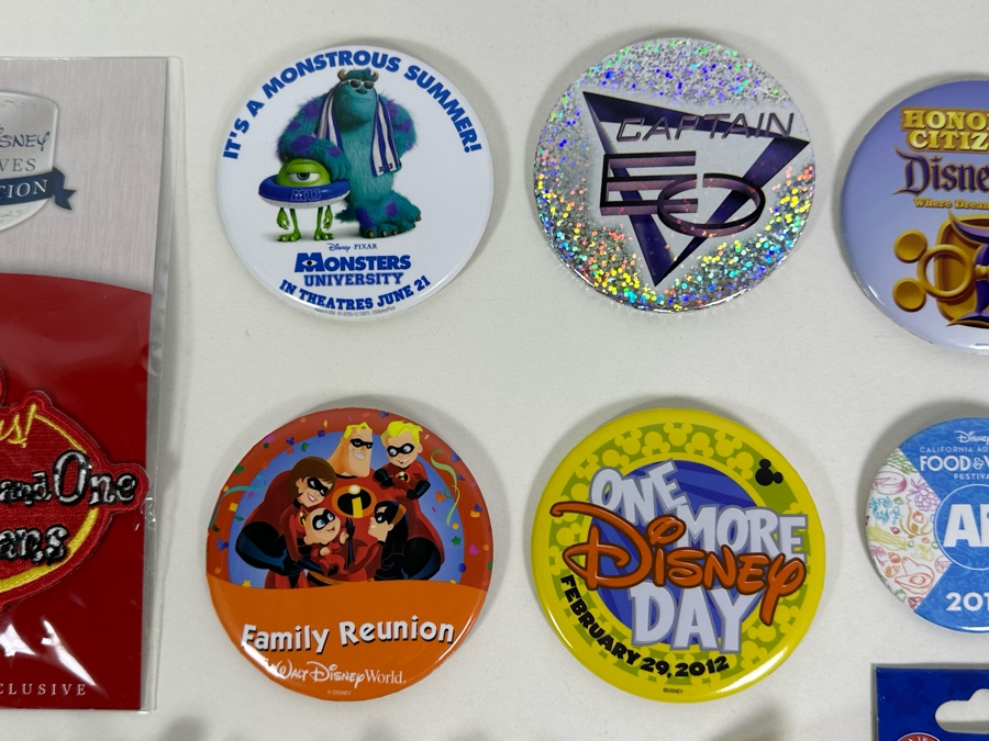 Large Lot Of Disney Trading Pins, 2005 Disneyland Passport Guide, Disney Buttons And Walt Disney's Carolwood Barn Griffith Park, CA Commemorative Medal - See Photos [Photo 18]